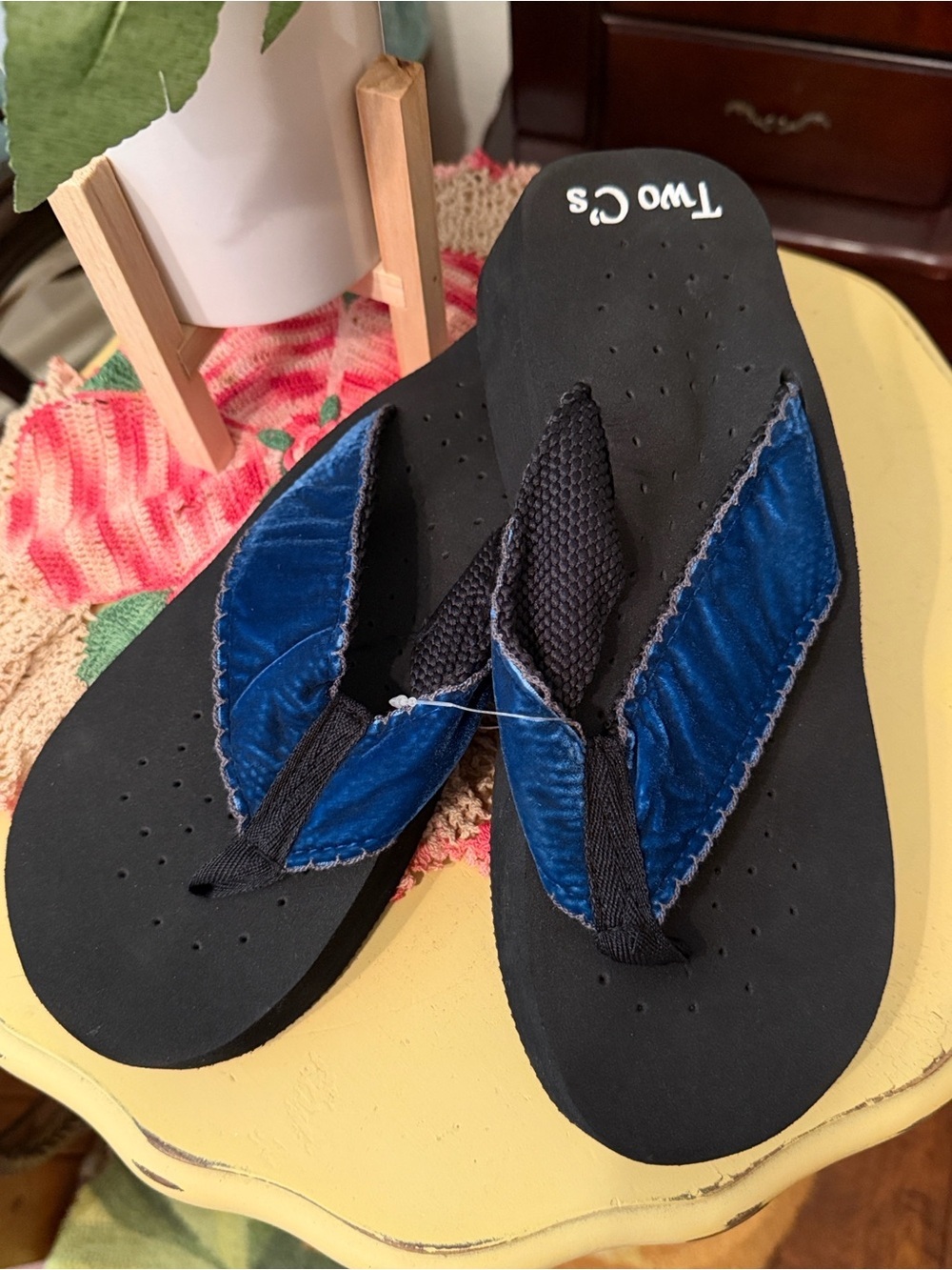 🌴🌴🌴3 for 12$🌴🌴🌴Two Cs Blue Velvet Strap Black Flip Flops-10